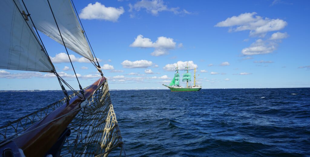 Segelboot auf offenem Meer mit Blick auf ein Schiff in der Ferne – Symbol für berufliche Neuorientierung, Klarheit und Selbststeuerung im Coaching von Sail Your Life.