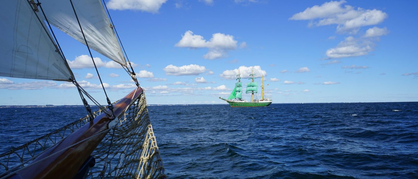 Segelboot auf offenem Meer mit Blick auf ein Schiff in der Ferne – Symbol für berufliche Neuorientierung, Klarheit und Selbststeuerung im Coaching von Sail Your Life.